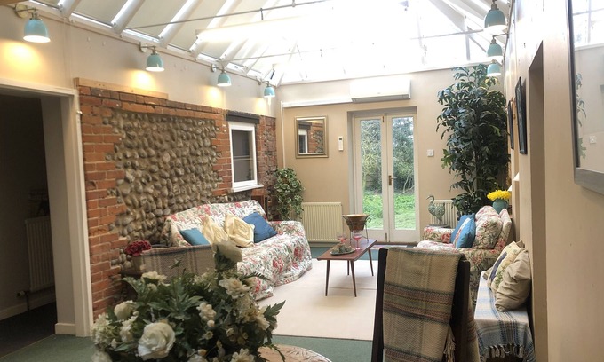 West Runton Apartment | Quaint & Quirky 2 Bedroom Garden Annex, 10 minute walk to beach and Sheringham.