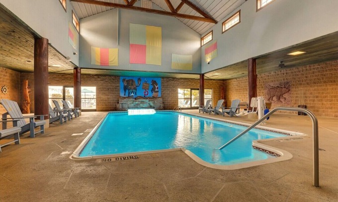 Quincy Hotel | Quaint Riverside Retreat w/Indoor-Outdoor Pool! Free On-site Parking