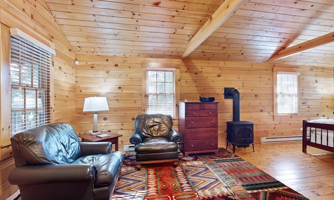 Northport Cabin | Quaint studio cabin near hiking trails with gym & pool table - dog-friendly