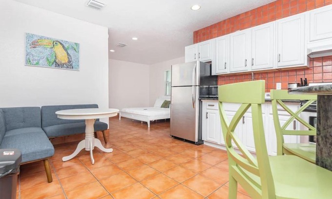 Lantana Apartment | Quaint Studio Minutes From The Ocean & Shopping