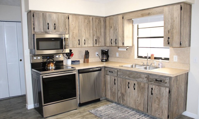 Crystal River House | Quaint updated 2 bedroom townhouse located in the heart of Crystal River