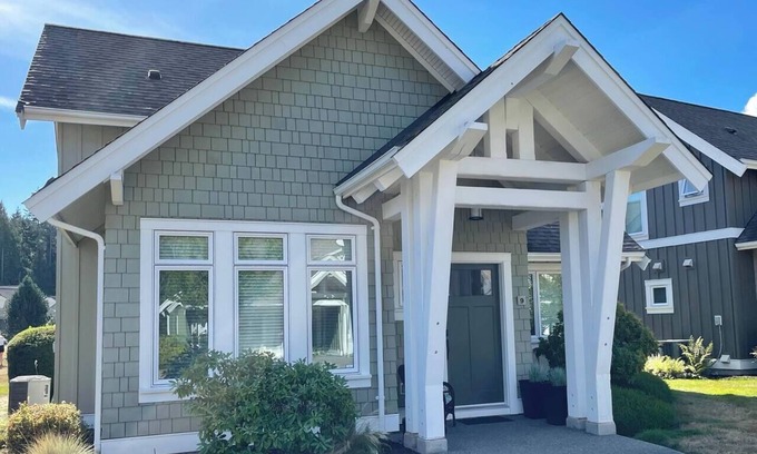 Regional District of Nanaimo House | Qualicum Landing Beachside Home - Sleeps 6