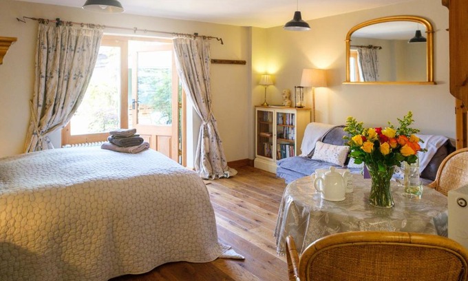 Thetford Apartment | Quavers Rest - a quintessential little home & hot tub available !