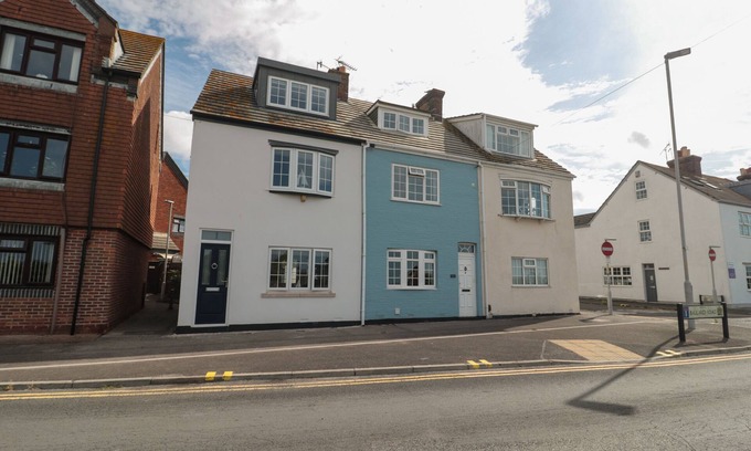 Poole Cottage | QUAY COTTAGE - SEA VIEW, pet friendly, with a garden in Poole