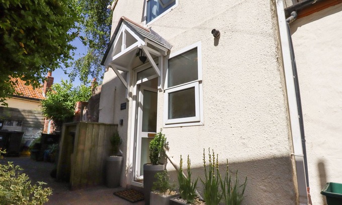 Teignmouth Cottage | QUAYSIDE COTTAGE, pet friendly, with a garden in Teignmouth