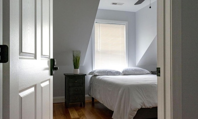 Stoneham House | Queen Bed - Boston - RM 2