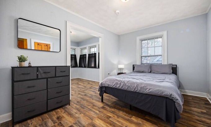 Peoria House | Queen Bed Retreat | Full Kitchen + Laundry Access