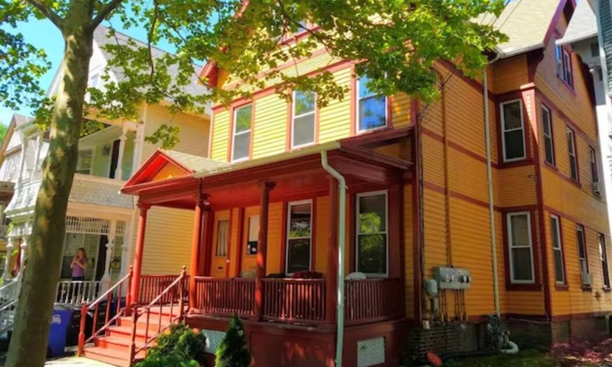 New Haven Apartment | Queen Beds, Fast WiFi, TV, Free Parking, Walk to Yale and Downtown!