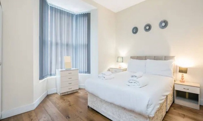 Ealing Apartment | Queen of the Suburbs 1BD Flat |Pass the Keys