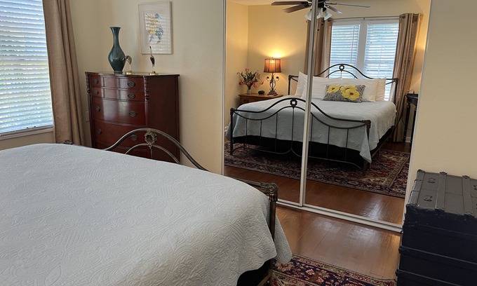 Altamont Manor Apartment | QUEEN PALM APT~ 2ND FLR APT~PRETTY, CLEAN. GREAT LOCATION!