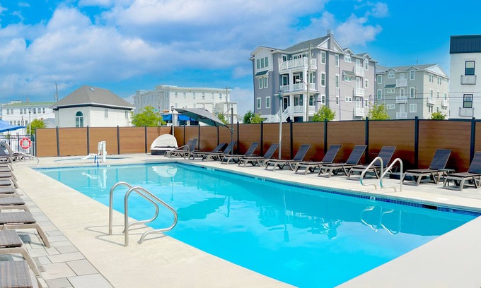 North End Apartment | Queen Suite Upper (502)