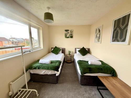 Swindon House | Queens Drive Long Stays Free Parking Sleeps 7