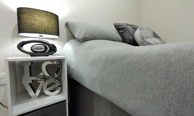 Pembroke Dock Apartment | Queens Holiday Basement