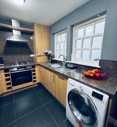 Whitehaven Apartment | Queens Townhouse - 4 Bedrooms - Sleeps 9