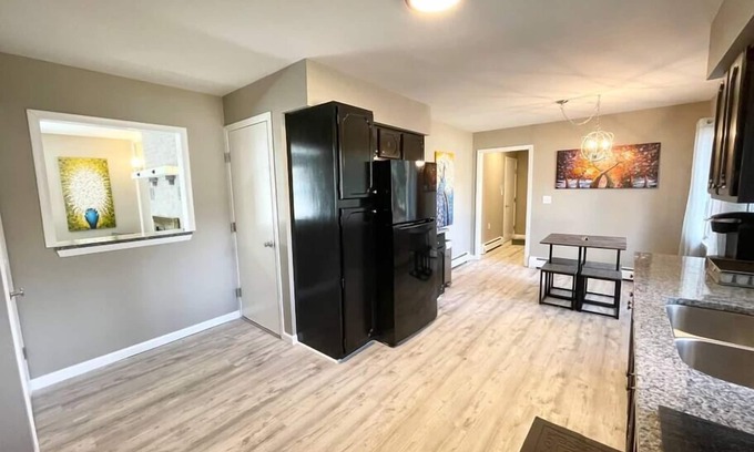 Queensbury House | 🌞 Queensbury Sunlit Getaway: 3-Bedroom Retreat 🌿