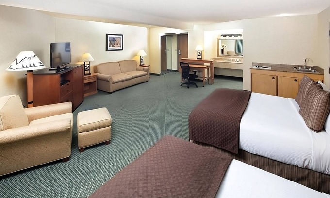 Kalispell Hotel | Quick Nature Escape! Pool, Pet-friendly Property Near Lone Pine Visitor Center!