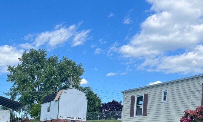 Bristol House | Quick Walk to Painter Creek Marina on SOHO- Sleeps 5!