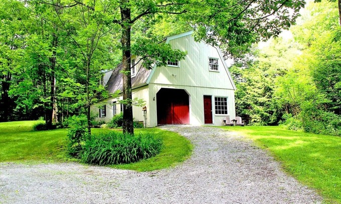 West Stockbridge House | Quiet 2BR/1BA Forest-View Barn Apartment – Newly Renovated, Peaceful Escape
