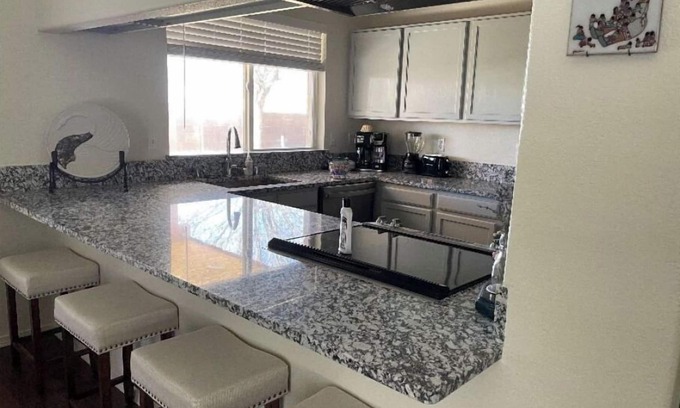 Northeast Heights Apartment | Quiet 3 Bed/2 Bath Home with quick access to I-25