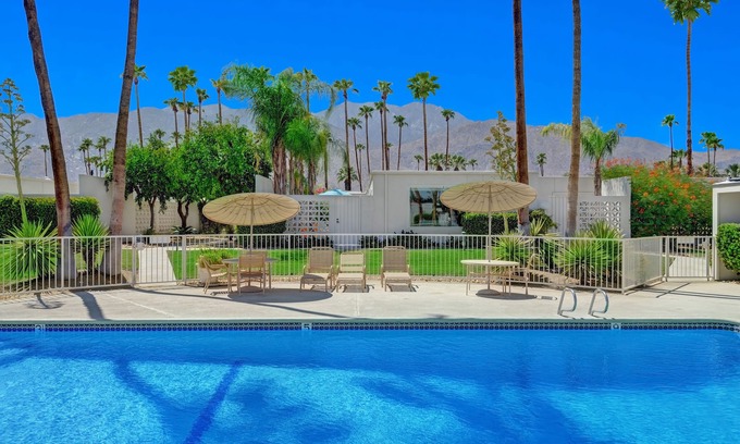 Araby Commons Condo | Quiet 3 bedroom 2 bath Sherwin Barton design Condo in Gardens Villas East - Gard