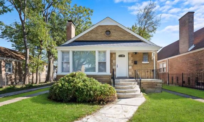 Calumet Heights House | Quiet 3-bedroom house in amazing Chicago with WiFi & AC. Near Everything!