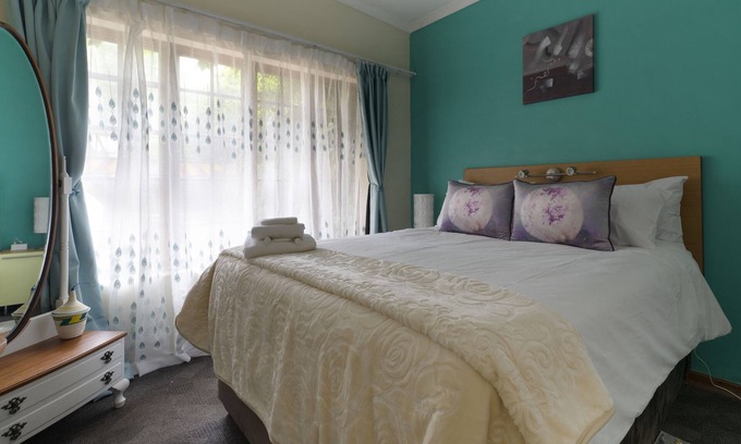 Greater Johannesburg Metropolitan Area Cottage | Quiet, bright & warm cottage near parks, shopping, nightlife and Zoo Lake!