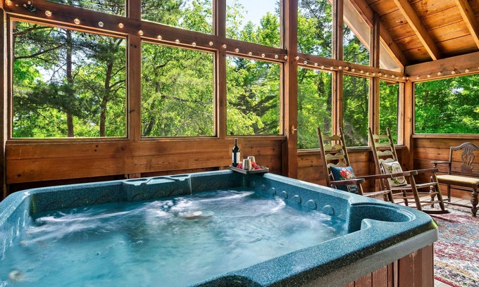 Gatlinburg - Pigeon Forge Cabin | Quiet Cabin 15 min to PF w/Fire Pit + Jacuzzi