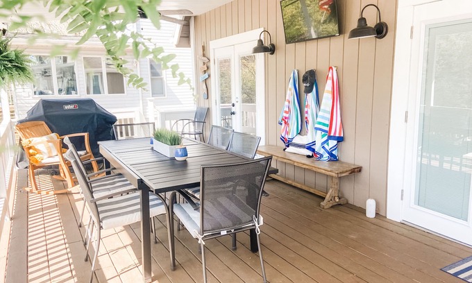 Linn Creek House | quiet & clean lakefront, private dock & HOT TUB