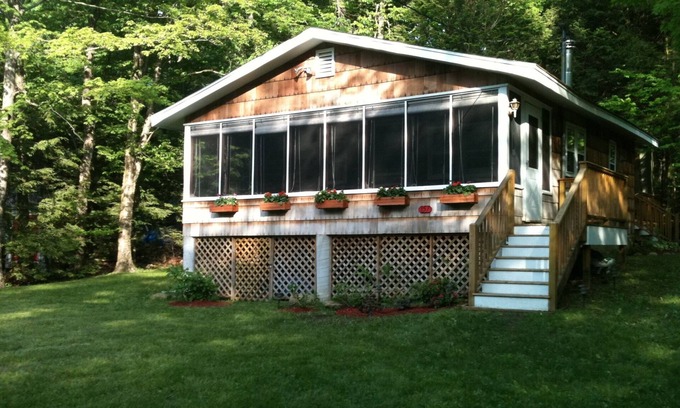 Sherwood Forest Cabin | Quiet Comfortable Cabin 5 Min. Walk to Swimming and Boating