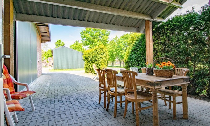 Valkenswaard House | Quiet country house with covered terrace