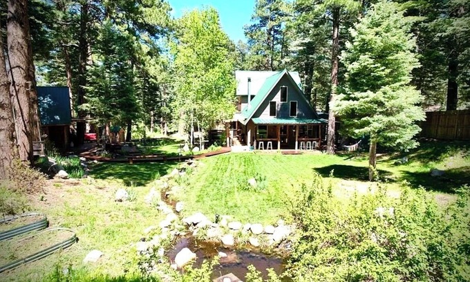 Rye Cabin | Quiet luxury 3 bedroom mountain cabin with year round beauty and spring
