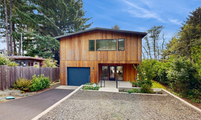 Neahkahnie Beach House | Quiet, modern home with beautiful views - within walking distance to beach