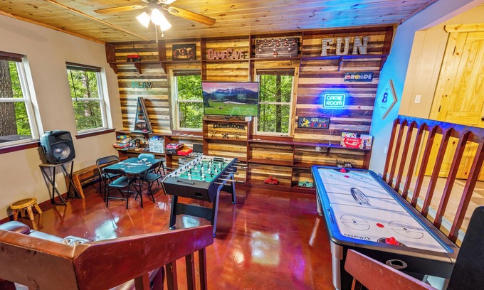 Gatlinburg - Pigeon Forge Ski Chalet | Quiet Mountain Cabin-Pool-Hot Tub-Huge GameRoom-Pet Friendly-Home Away From Home