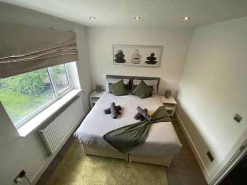 Totteridge Apartment | Quiet North London - 2 x Double Bedrooms - Close to Station and 20mins Central London