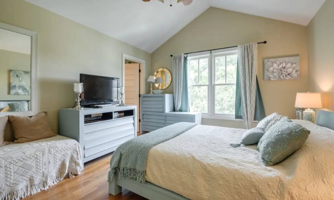 The Nations House | Quiet Oasis w Pool - 10 min to Dwntwn
