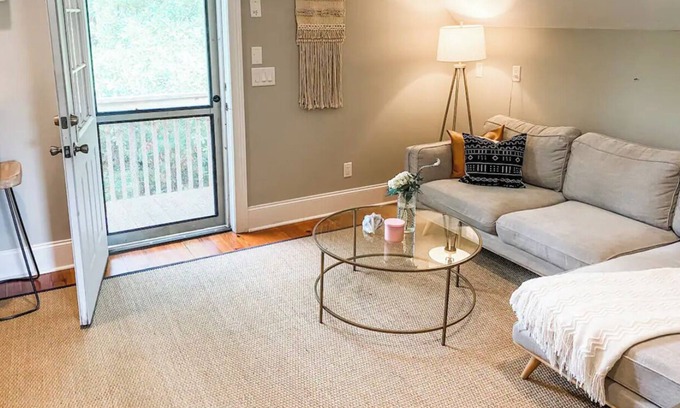 Johns Island Apartment | Quiet retreat 20 min to Downtown Charleston & Kiawah-your perfect getaway!