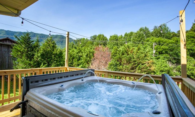 Townsend House | Quiet Side Retreat Hot Tub Fire pit Fireplace