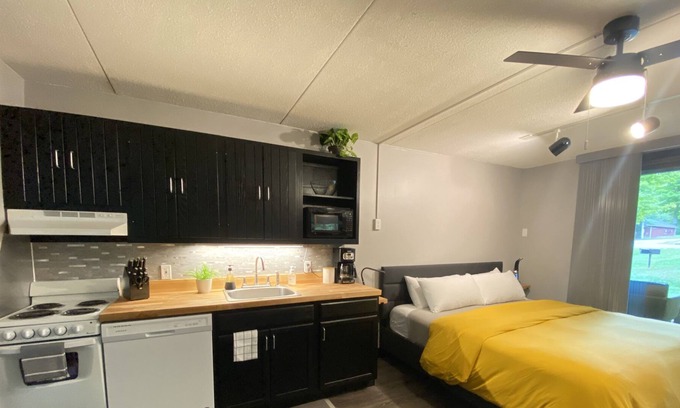 Jeffersonville Condo | Quiet Smugglers Notch Ski Retreat- Ski in/ Ski out!