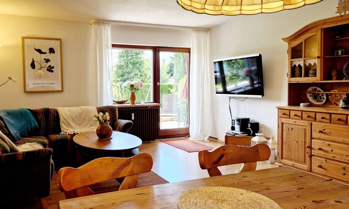 Titisee-Neustadt Apartment | Quiet, sunny location on the edge of the forest with garden, 10 minutes walk to the lake. New kitchen.