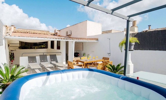 Maria de la Salut House | Quiet townhouse for families, athletes & groups