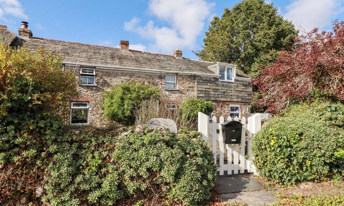 Saint Kew Cottage | QUIET TREES, pet friendly, with open fire in St Kew Highway