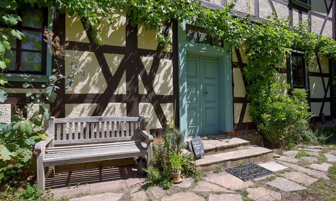 Schweina Apartment | Quiet vacation apartment in Glücksbrunn Castle Park - right next to Altenstein Park