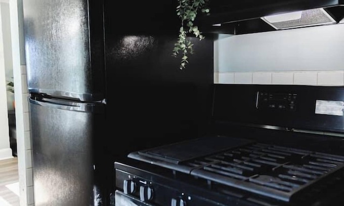 Maxwell House | Quiet3BR Greenfield LaundryWi-Fi