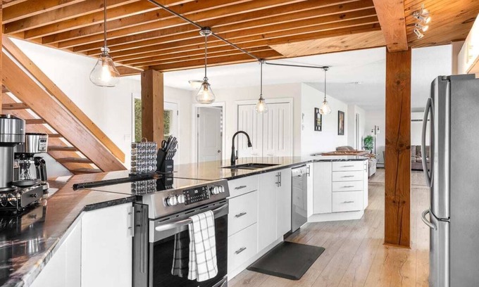 Carrying Place House | Quinte Haven - Waterfront slice of paradise