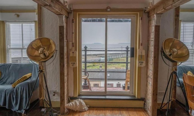 Youghal Apartment | Quirky Apt - Sleeps 6 - Coastal Area - Parking
