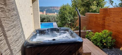 Cassis Apartment | Rêves de vie, suite vue mer, grande piscine privée , spa privatif