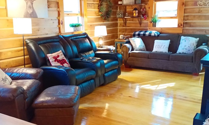 Birdseye Cabin | R&R cabin, bullfrog hot tub w/ gazebo wifi, Patoka Pass, minutes to park entranc