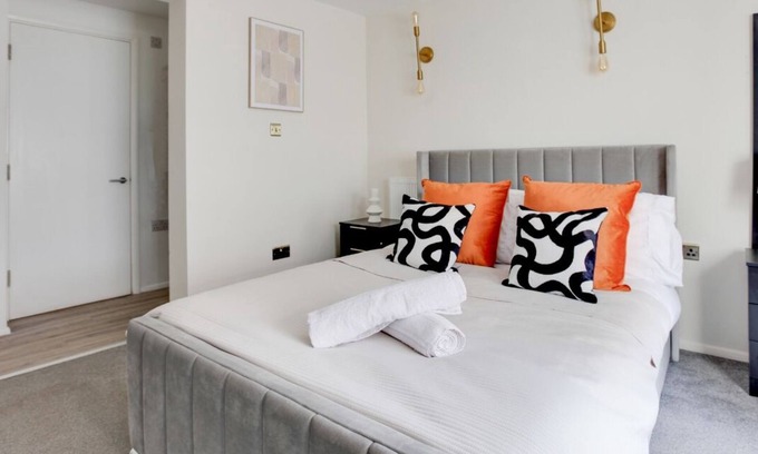 Southend-on-Sea Apartment | Radiant & Chic Studio City Centre Nr Beach & High St by Luxiety Stays
