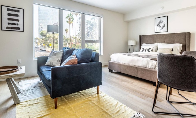 Westlake Apartment | Radiant Studio in Los Angeles with Rooftop Park