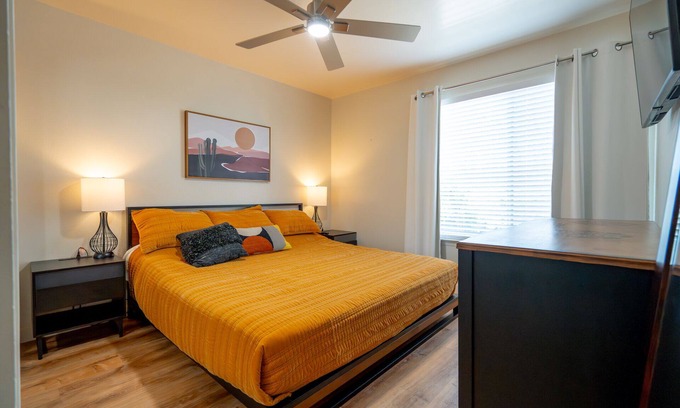 Old Town Historic District House | Railroad Dist, 10 Walk to DT, 1 min Sally Loo's Sleeps 4/6 max, Pets & Parking